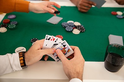 Variantes de poker: Omaha, Seven Card Stud, Razz.