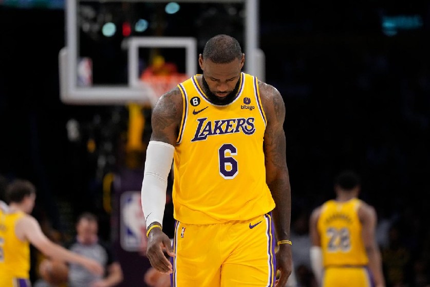 LeBron James desfalca Lakers por duas semanas por lesão